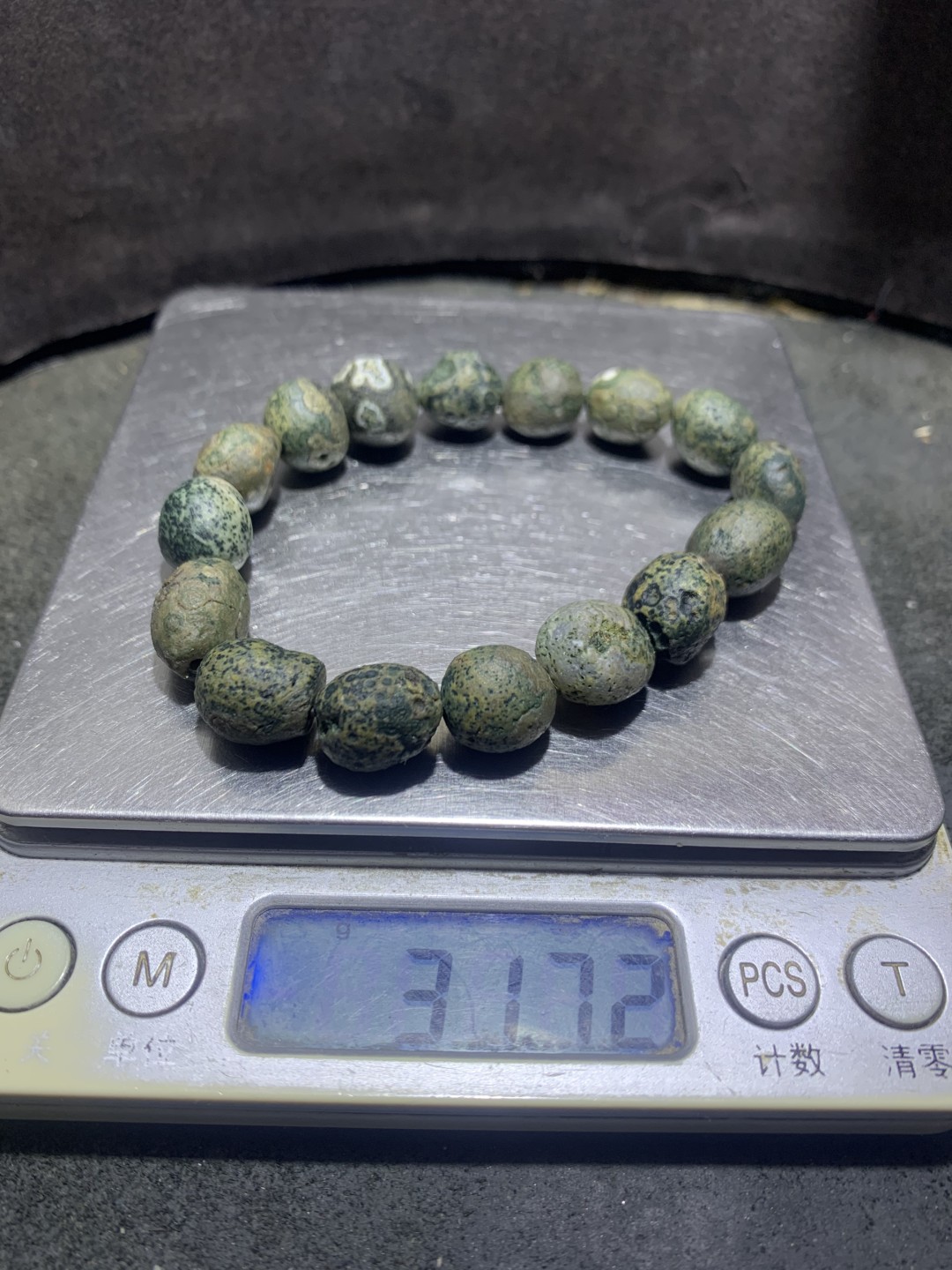 精美阿拉善绿眼石手串一条！