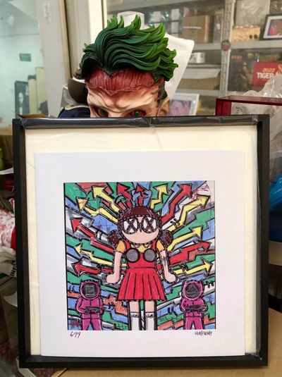 零元拍：歪歪亲笔签名 OWSON系列限量插画复制画《鱿鱼游戏》，尺寸约22/22厘米，拍品不含镜框 - 零元拍：歪歪亲笔签名 OWSON系列限量插画复制画《鱿鱼游戏》，尺寸约22/22厘米，拍品不含镜框