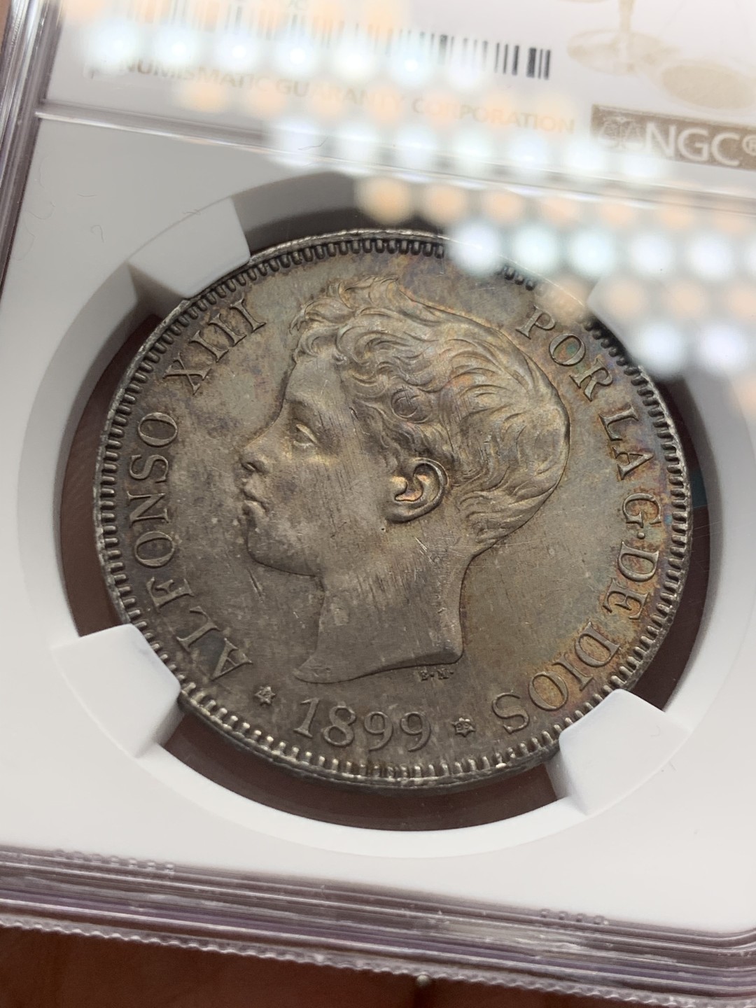 《竞宝斋》第39，40场-本周日，周一2场连拍（全场顺丰包邮） NGC-UNC 西班牙 1899年 阿方索十三世 5比塞塔双柱大银币 五彩包浆 玩味道的来