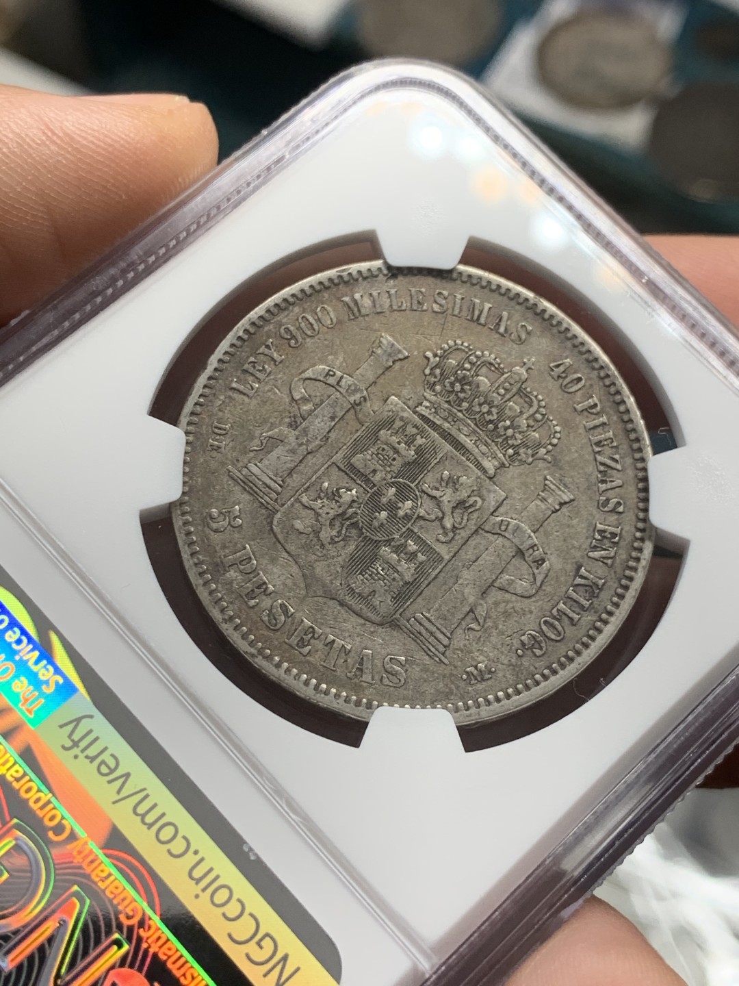 《竞宝斋》第39，40场-本周日，周一2场连拍（全场顺丰包邮） NGC-XF40 西班牙 1875年 阿方索十二世 5比塞塔双柱 大银币 黑包浆非常舒服 标签又标错年份了