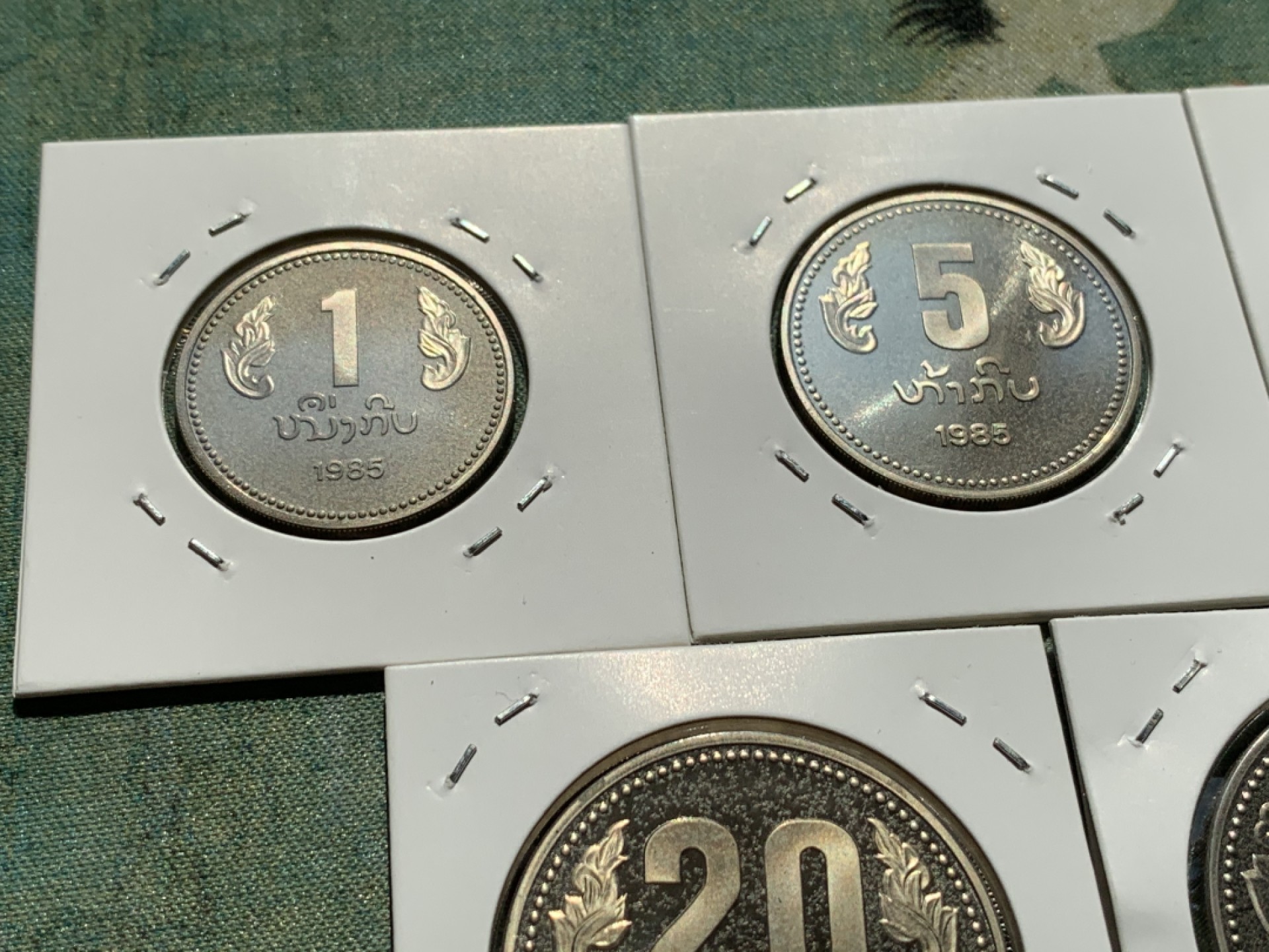 《竞宝斋》第39，40场-本周日，周一2场连拍（全场顺丰包邮） 1985年老挝类精致套币全面值早期唯一一套全面值套币