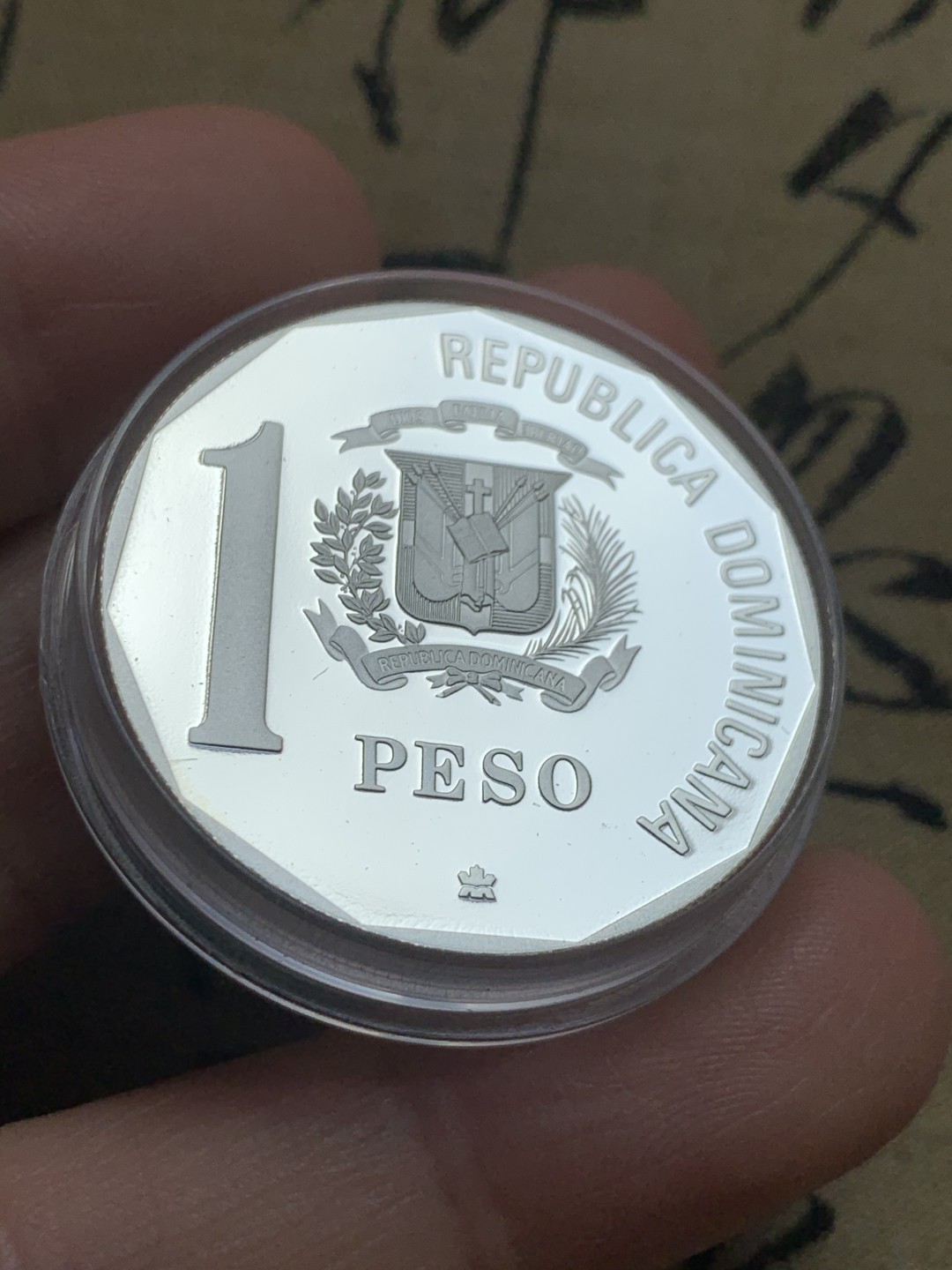 《竞宝斋》第39，40场-本周日，周一2场连拍（全场顺丰包邮） 31.1克 999银  1990年多米尼加 加厚1比索大银币 预估PF69-70