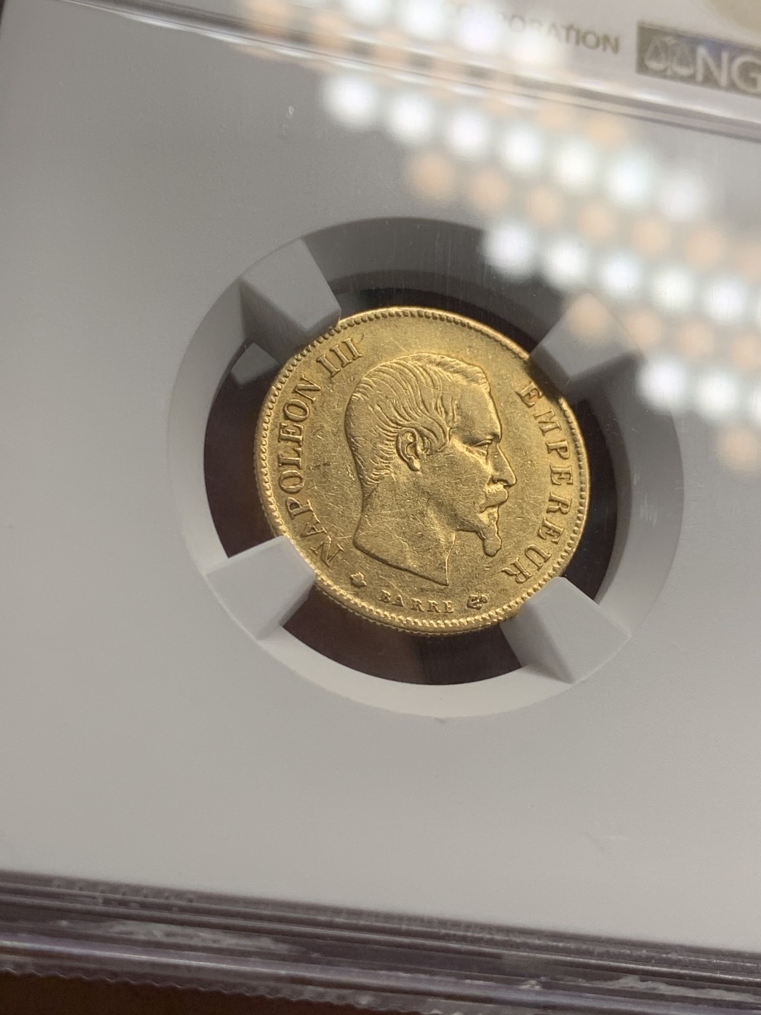 《竞宝斋》第39，40场-本周日，周一2场连拍（全场顺丰包邮） NGC 评级 法国 光头 拿三 无冠版 1860年 10法郎 金币