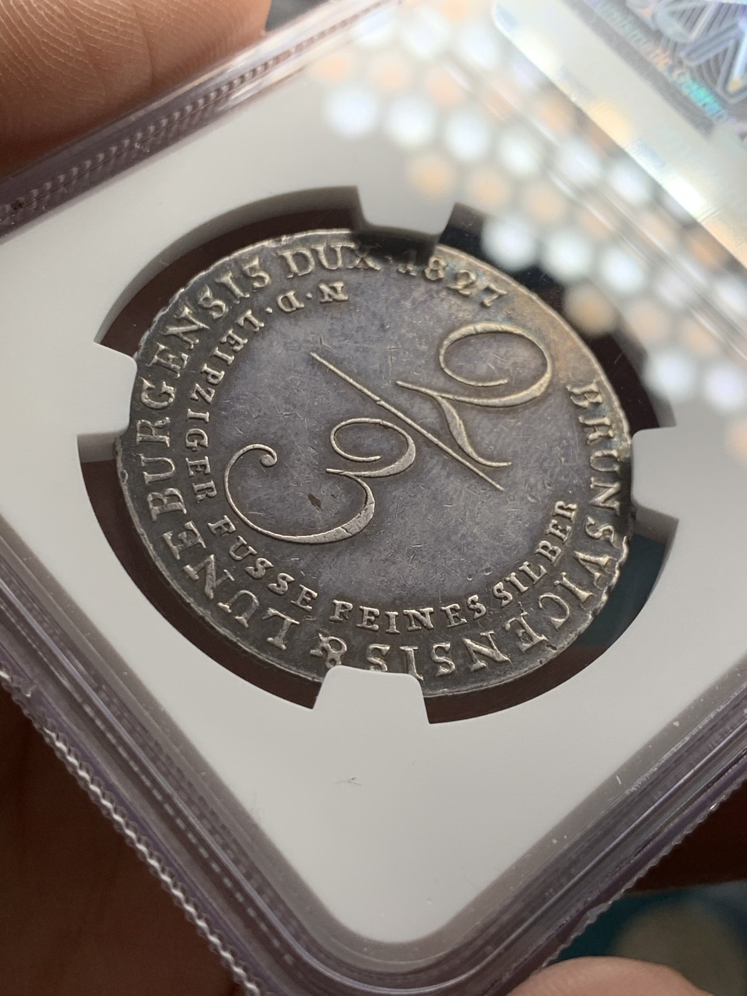 《竞宝斋》第39，40场-本周日，周一2场连拍（全场顺丰包邮） NGC-AU 德国汉诺威 1827年 乔四 2/3泰勒 银币 黑包浆 品也很好 非常稀少的品种