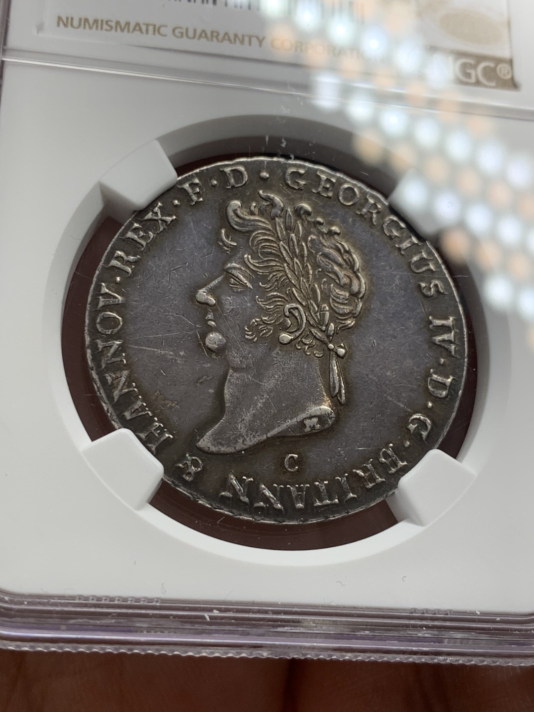 《竞宝斋》第39，40场-本周日，周一2场连拍（全场顺丰包邮） NGC-AU 德国汉诺威 1827年 乔四 2/3泰勒 银币 黑包浆 品也很好 非常稀少的品种