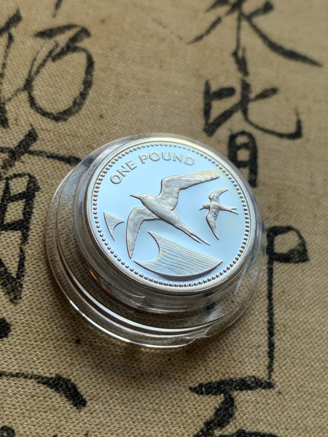 《竞宝斋》第39，40场-本周日，周一2场连拍（全场顺丰包邮） 19克 925银 2500枚发行量 圣赫勒那阿森松1984年1镑 军舰鸟 加厚银币 盒装完美超级厚