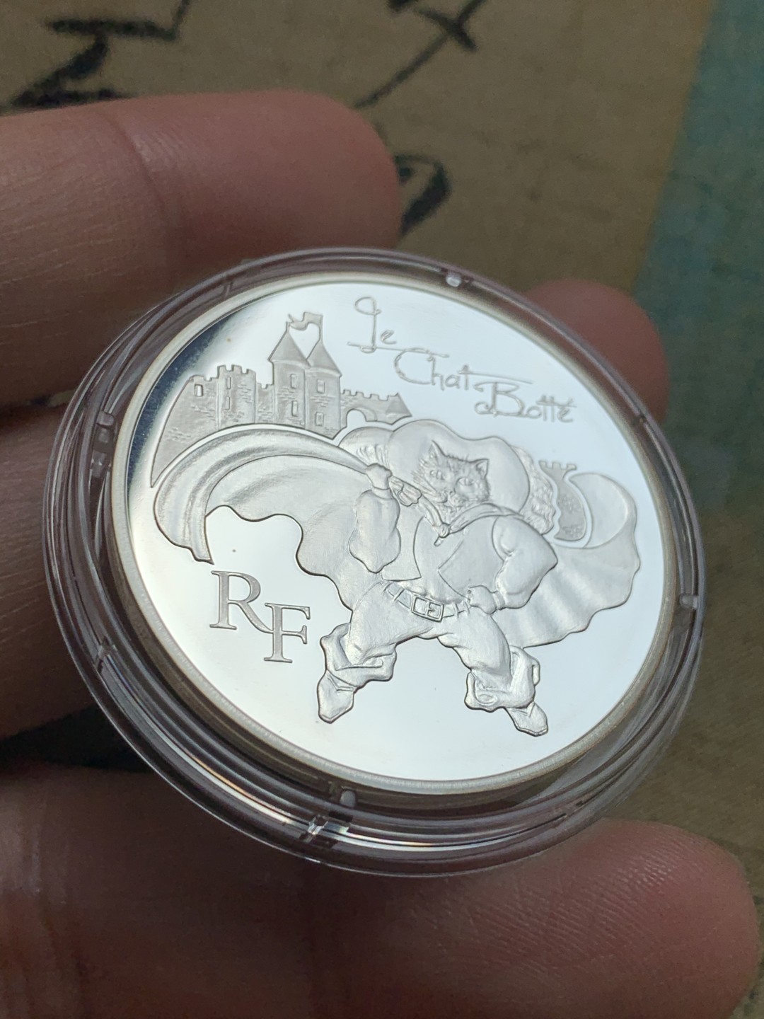 《竞宝斋》第39，40场-本周日，周一2场连拍（全场顺丰包邮） 22.2克37 直径  2012年法国10欧大银币 夏尔佩洛的小说《穿靴子的猫》盒装带纸盒 同样完美