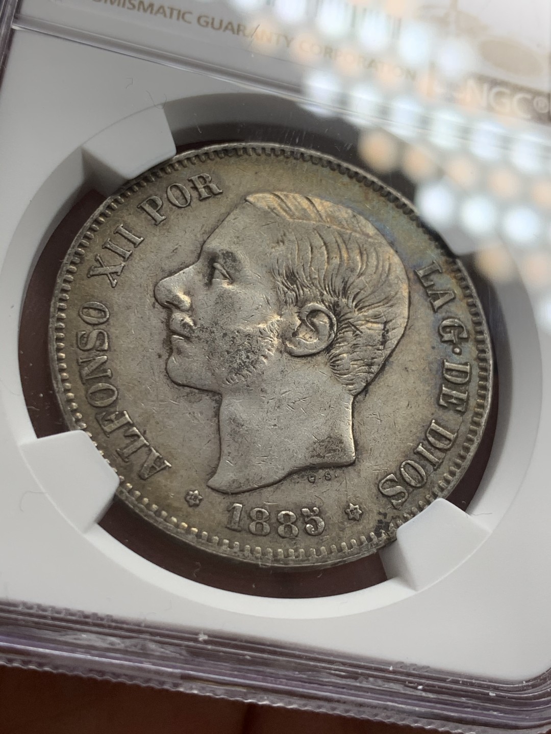 《竞宝斋》第39，40场-本周日，周一2场连拍（全场顺丰包邮） NGC-XF45 西班牙 1885年 阿方索十二世 5比塞塔双柱 大银币 胡子清晰细节一流 老包浆 低评