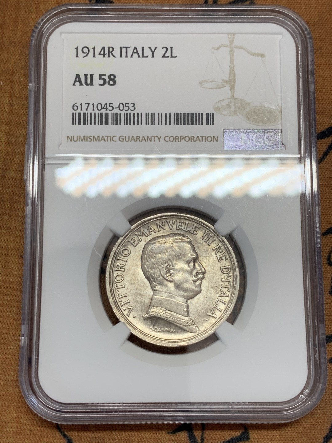 《竞宝斋》第39，40场-本周日，周一2场连拍（全场顺丰包邮） NGC AU58 好品 意大利 1914年 2里拉 马车 银币