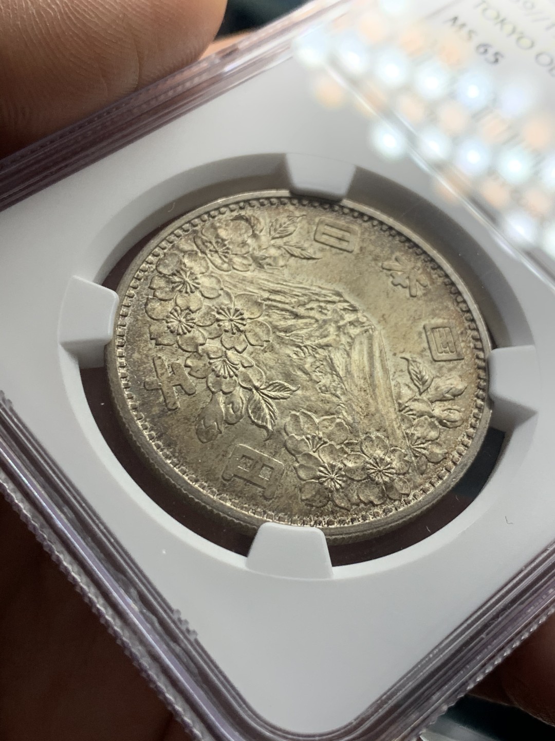 《竞宝斋》第39，40场-本周日，周一2场连拍（全场顺丰包邮） NGC-MS65 日本 1964年 1000日 大奥银币 原味转光五彩包浆 