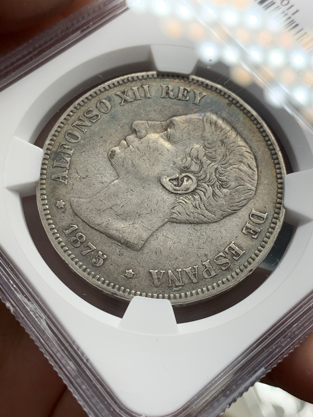 《竞宝斋》第39，40场-本周日，周一2场连拍（全场顺丰包邮） NGC-XF40 西班牙 1875年 阿方索十二世 5比塞塔双柱 大银币 黑包浆非常舒服 标签又标错年份了
