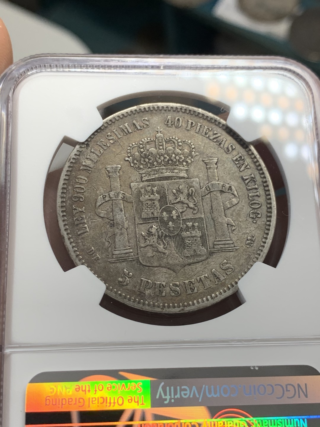 《竞宝斋》第39，40场-本周日，周一2场连拍（全场顺丰包邮） NGC-XF40 西班牙 1875年 阿方索十二世 5比塞塔双柱 大银币 黑包浆非常舒服 标签又标错年份了