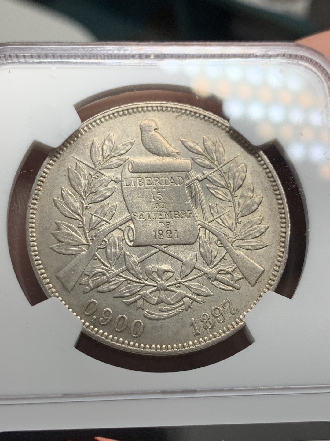 《竞宝斋》第39，40场-本周日，周一2场连拍（全场顺丰包邮） NGC-MS62 危地马拉 1897年 坐人拿花 1比索 大银币 原光好品 少见品种