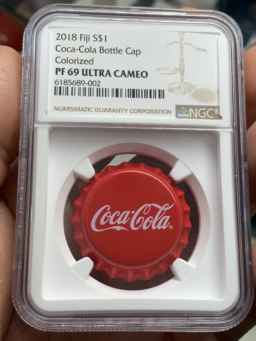 《竞宝斋》第39，40场-本周日，周一2场连拍（全场顺丰包邮） NGC-PF69 斐济 2018年1元 可口可乐瓶盖彩色精制银币