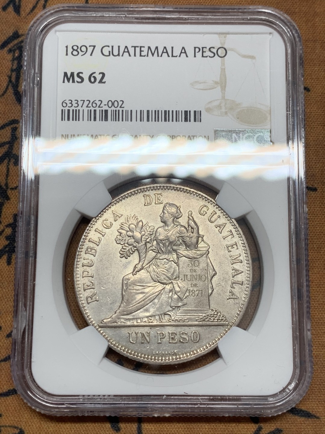 《竞宝斋》第39，40场-本周日，周一2场连拍（全场顺丰包邮） NGC-MS62 危地马拉 1897年 坐人拿花 1比索 大银币 原光好品 少见品种