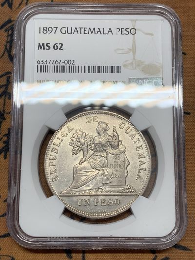 《竞宝斋》第39，40场-本周日，周一2场连拍（全场顺丰包邮） - NGC-MS62 危地马拉 1897年 坐人拿花 1比索 大银币 原光好品 少见品种