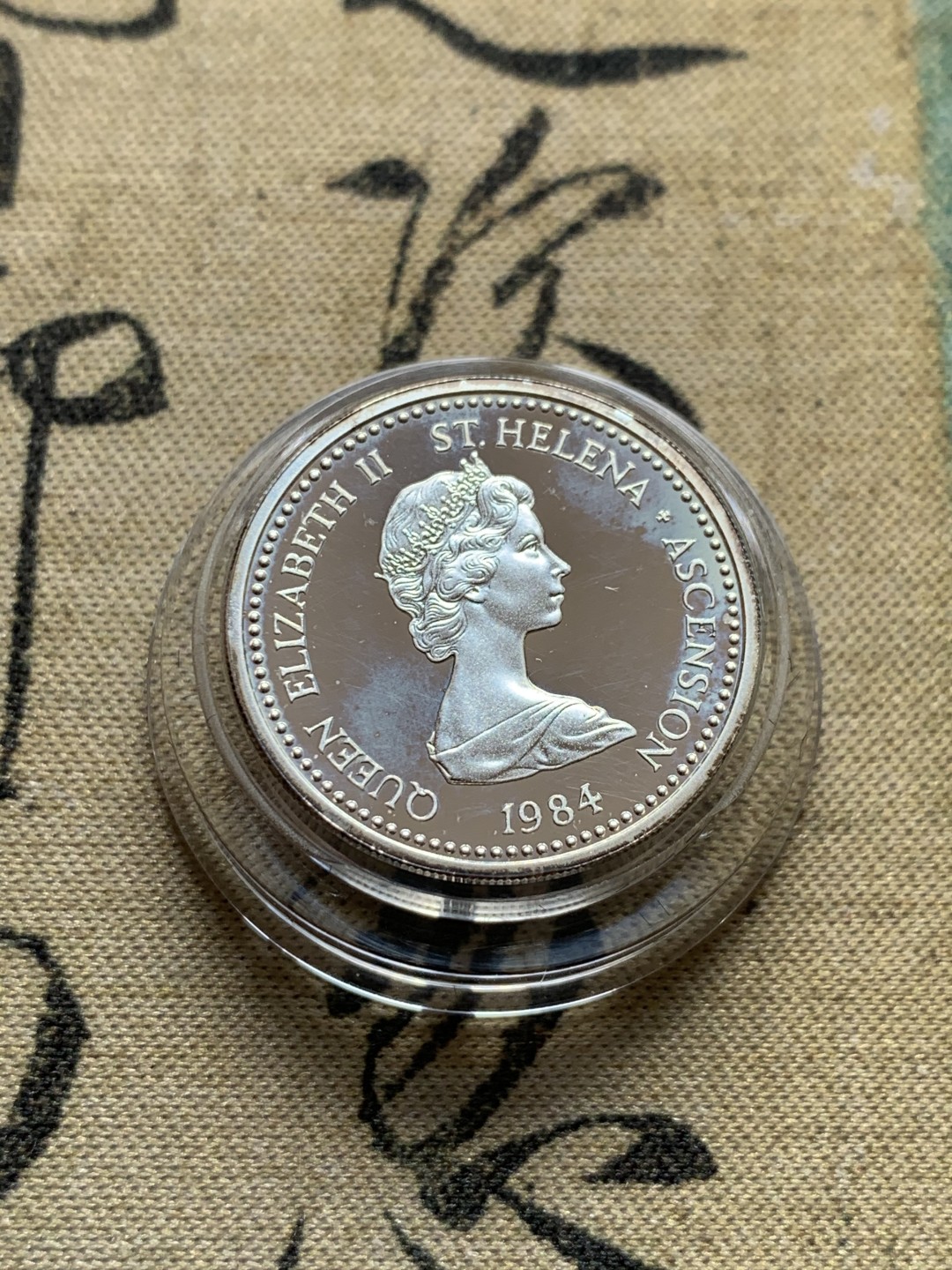 《竞宝斋》第39，40场-本周日，周一2场连拍（全场顺丰包邮） 19克 925银 2500枚发行量 圣赫勒那阿森松1984年1镑 军舰鸟 加厚银币 盒装完美超级厚