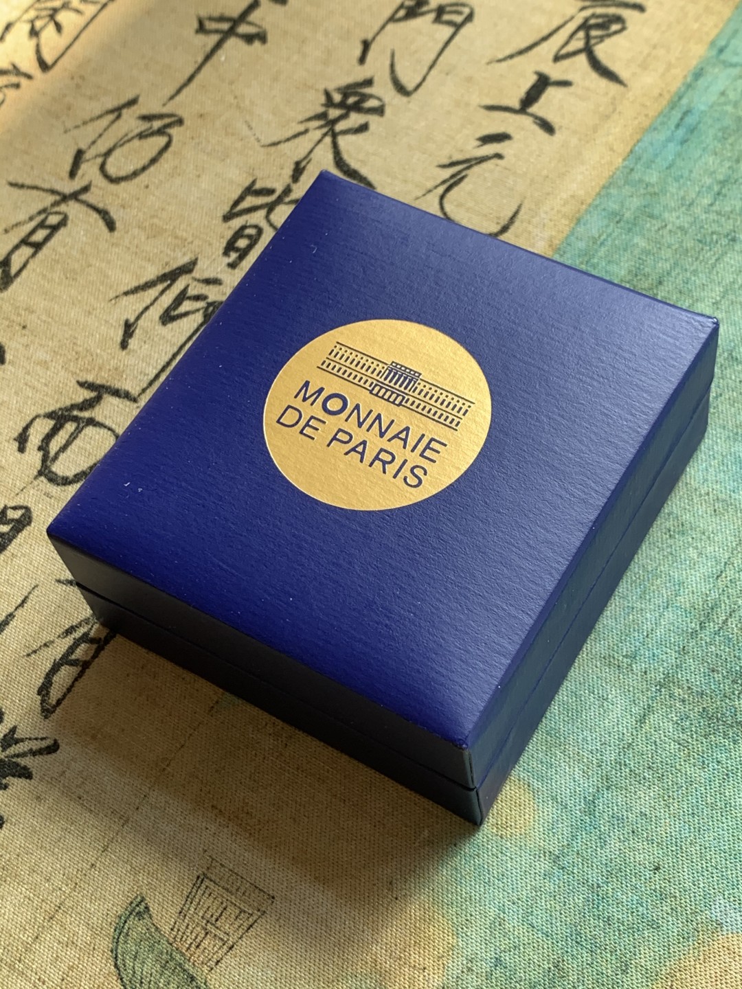 《竞宝斋》第39，40场-本周日，周一2场连拍（全场顺丰包邮） 22.2克37 直径  2012年法国10欧大银币 夏尔佩洛的小说《穿靴子的猫》盒装带纸盒 同样完美