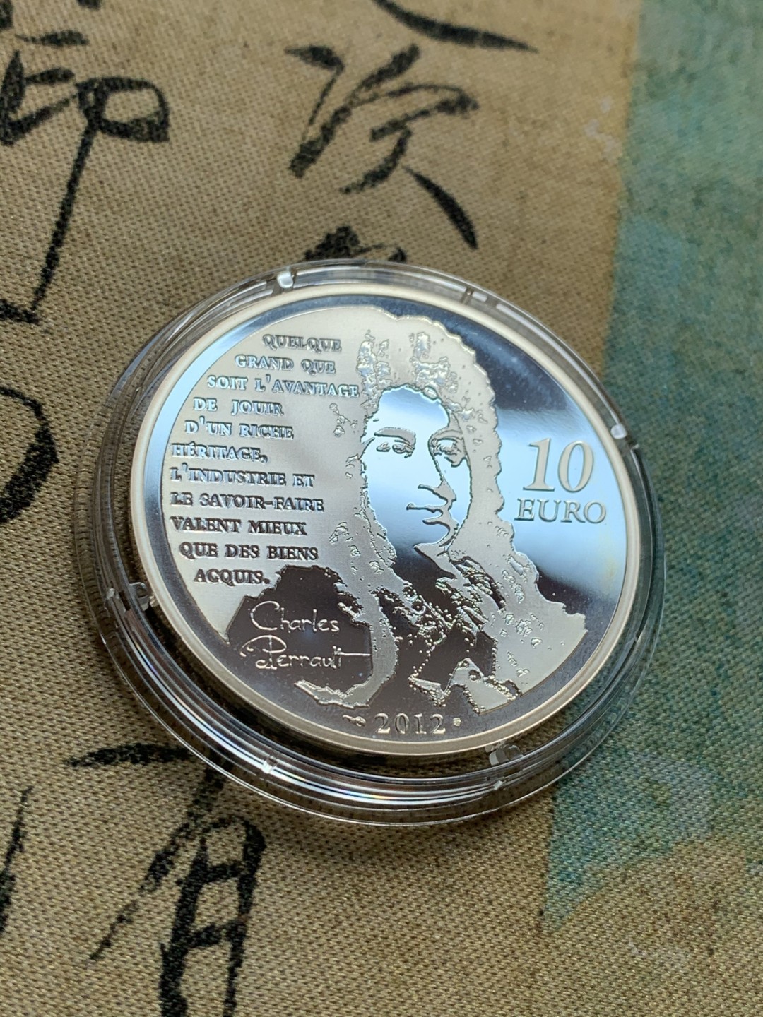 《竞宝斋》第39，40场-本周日，周一2场连拍（全场顺丰包邮） 22.2克37 直径  2012年法国10欧大银币 夏尔佩洛的小说《穿靴子的猫》盒装带纸盒 同样完美