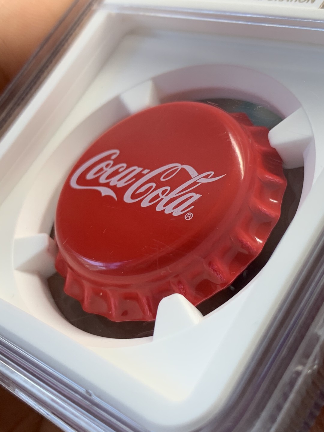 《竞宝斋》第39，40场-本周日，周一2场连拍（全场顺丰包邮） NGC-PF69 斐济 2018年1元 可口可乐瓶盖彩色精制银币