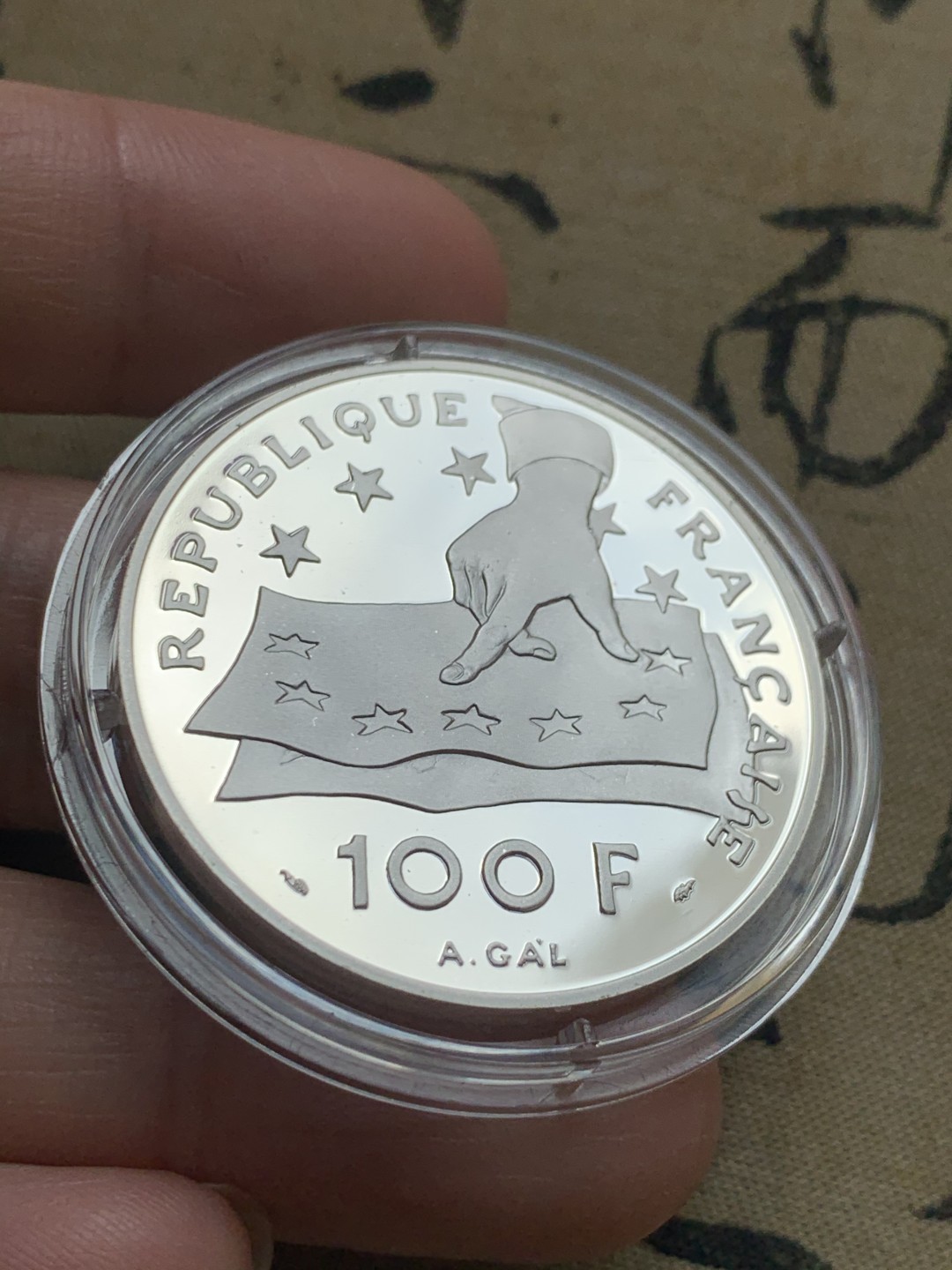 《竞宝斋》第39，40场-本周日，周一2场连拍（全场顺丰包邮） 22.2克37 直径  1991年 法国 哲学家笛卡尔 100法郎 纪念银币 完美包装 历久弥新