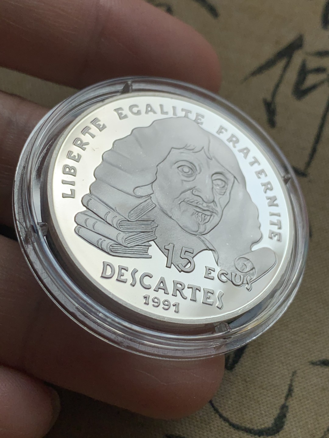 《竞宝斋》第39，40场-本周日，周一2场连拍（全场顺丰包邮） 22.2克37 直径  1991年 法国 哲学家笛卡尔 100法郎 纪念银币 完美包装 历久弥新