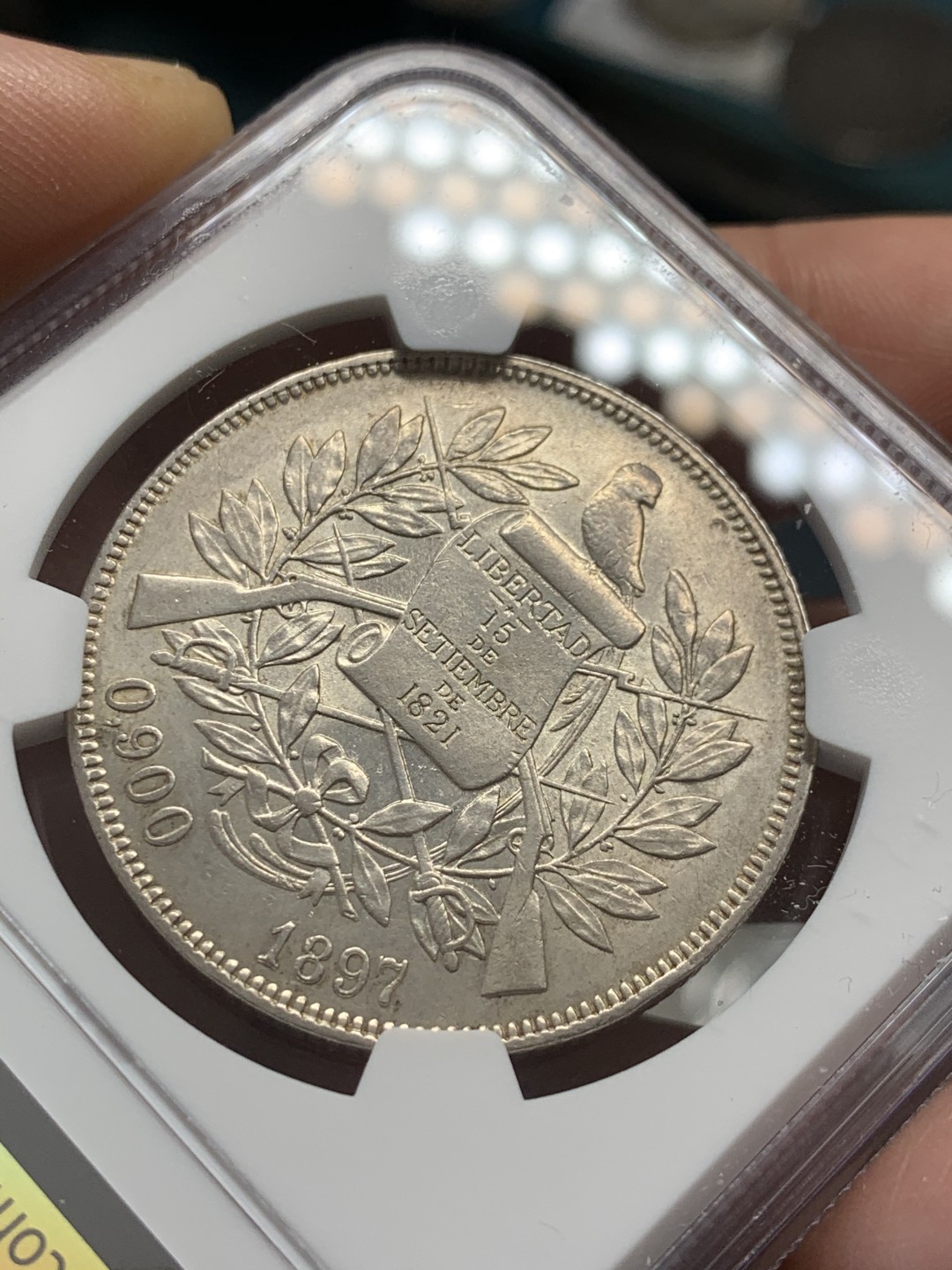 《竞宝斋》第39，40场-本周日，周一2场连拍（全场顺丰包邮） NGC-MS62 危地马拉 1897年 坐人拿花 1比索 大银币 原光好品 少见品种