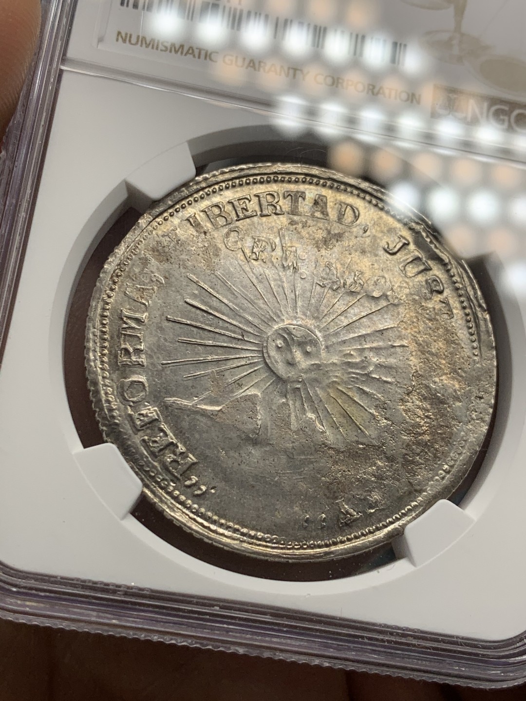 《竞宝斋》第39，40场-本周日，周一2场连拍（全场顺丰包邮） NGC-AU 墨西哥 1914年 革命 2比索 大银币 含少量金 ， XF品的裸币ebay成交价已经超过250美金了