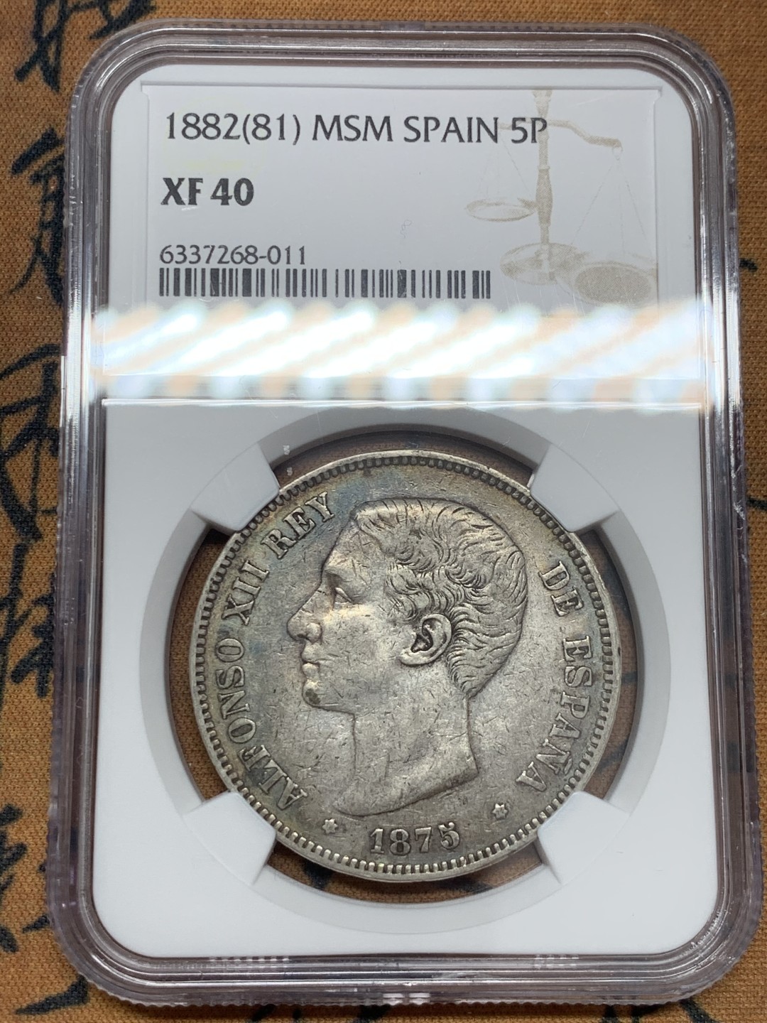 《竞宝斋》第39，40场-本周日，周一2场连拍（全场顺丰包邮） NGC-XF40 西班牙 1875年 阿方索十二世 5比塞塔双柱 大银币 黑包浆非常舒服 标签又标错年份了