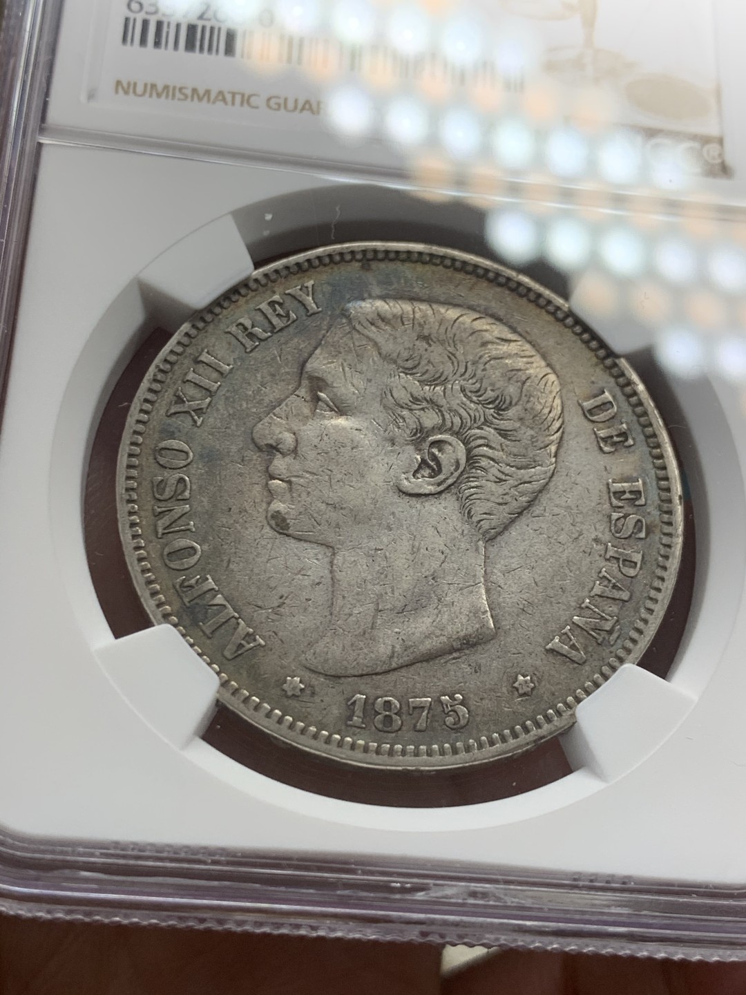 《竞宝斋》第39，40场-本周日，周一2场连拍（全场顺丰包邮） NGC-XF40 西班牙 1875年 阿方索十二世 5比塞塔双柱 大银币 黑包浆非常舒服 标签又标错年份了