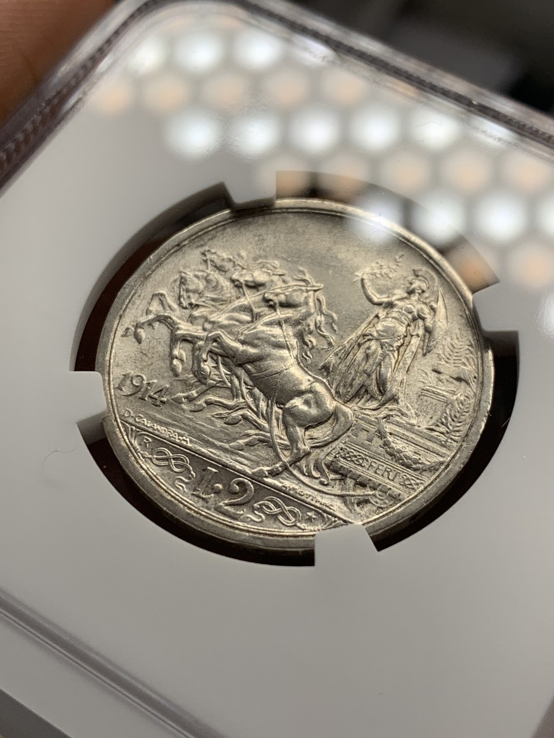 《竞宝斋》第39，40场-本周日，周一2场连拍（全场顺丰包邮） NGC AU58 好品 意大利 1914年 2里拉 马车 银币