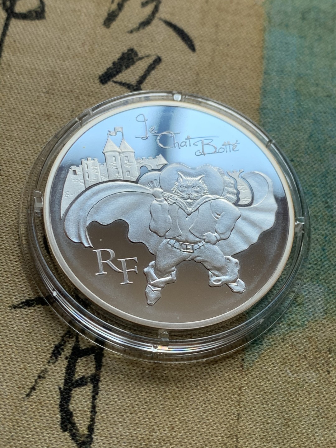 《竞宝斋》第39，40场-本周日，周一2场连拍（全场顺丰包邮） 22.2克37 直径  2012年法国10欧大银币 夏尔佩洛的小说《穿靴子的猫》盒装带纸盒 同样完美