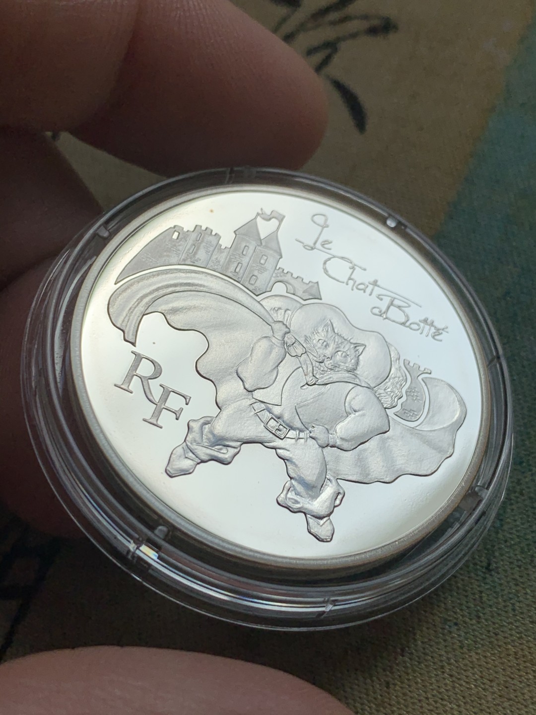 《竞宝斋》第39，40场-本周日，周一2场连拍（全场顺丰包邮） 22.2克37 直径  2012年法国10欧大银币 夏尔佩洛的小说《穿靴子的猫》盒装带纸盒 同样完美