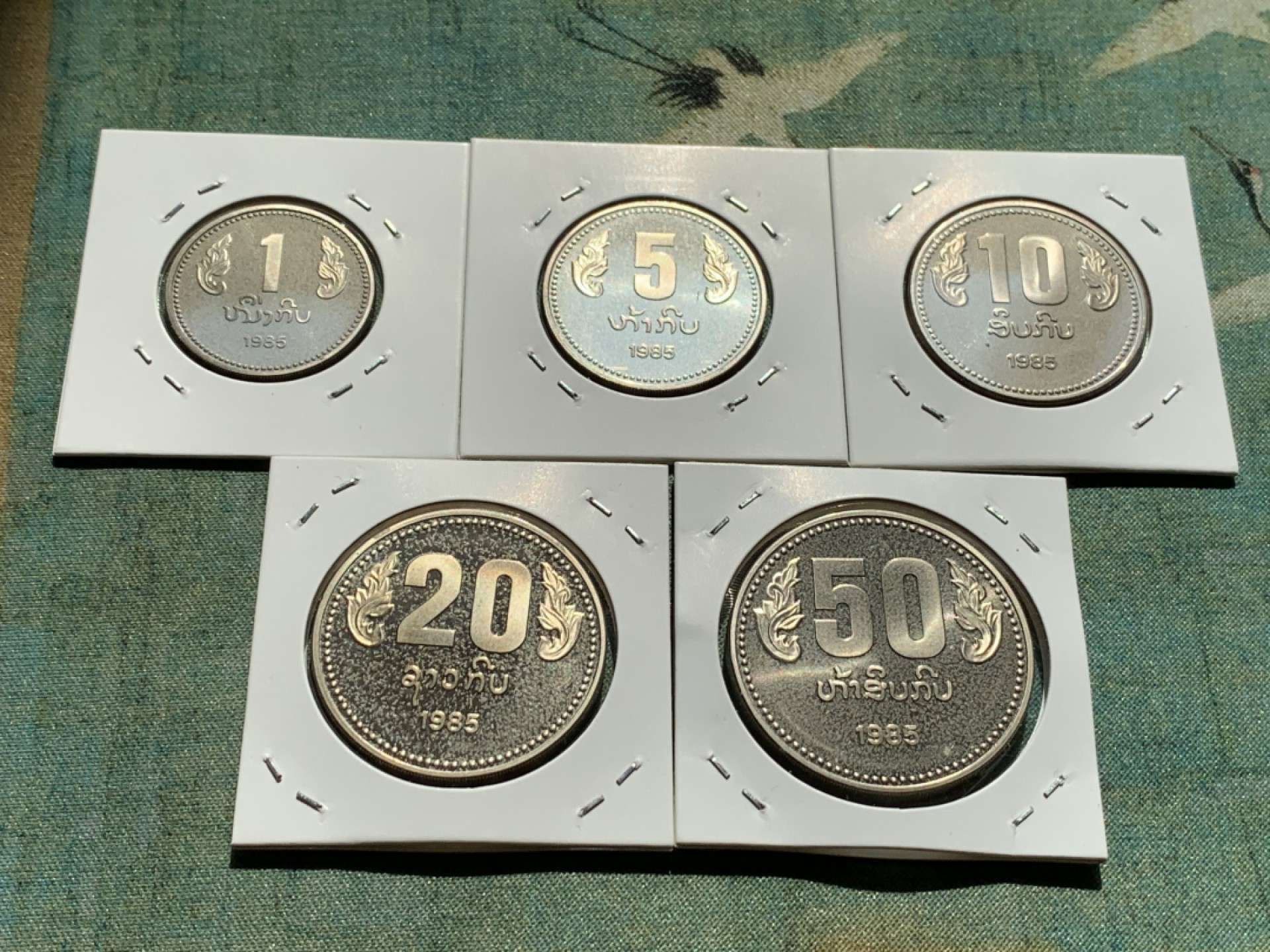 《竞宝斋》第39，40场-本周日，周一2场连拍（全场顺丰包邮） 1985年老挝类精致套币全面值早期唯一一套全面值套币