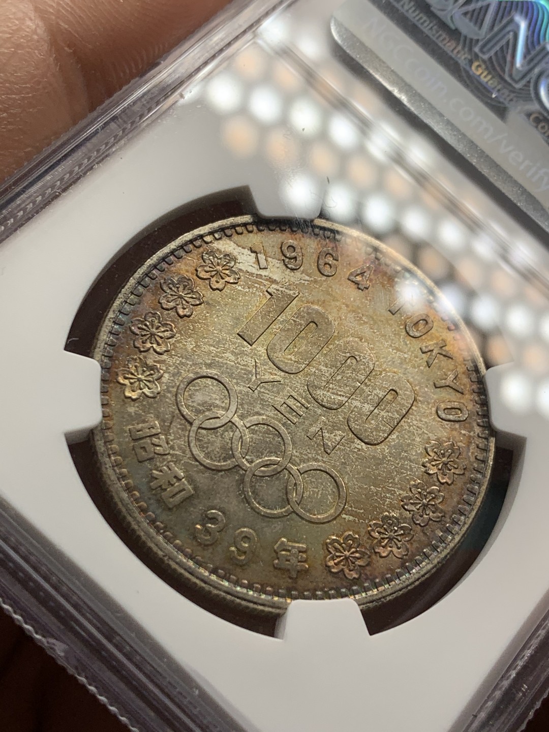 《竞宝斋》第39，40场-本周日，周一2场连拍（全场顺丰包邮） NGC-MS64 日本 1964年 1000日 大奥银币 原味转光五彩包浆 