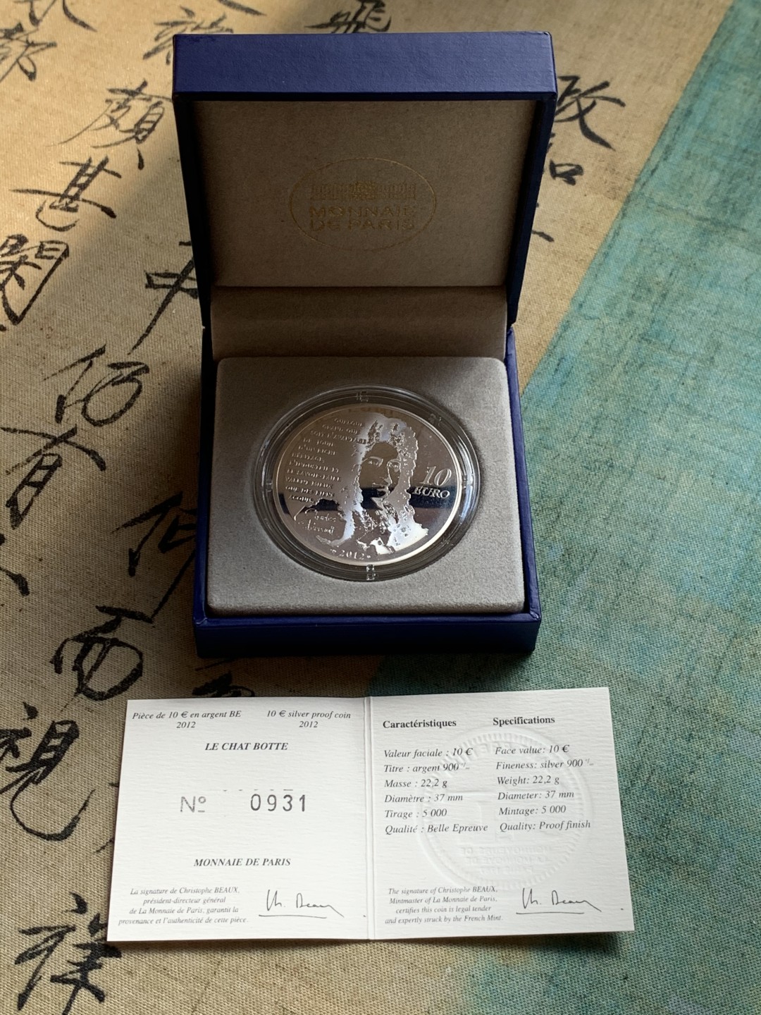 《竞宝斋》第39，40场-本周日，周一2场连拍（全场顺丰包邮） 22.2克37 直径  2012年法国10欧大银币 夏尔佩洛的小说《穿靴子的猫》盒装带纸盒 同样完美