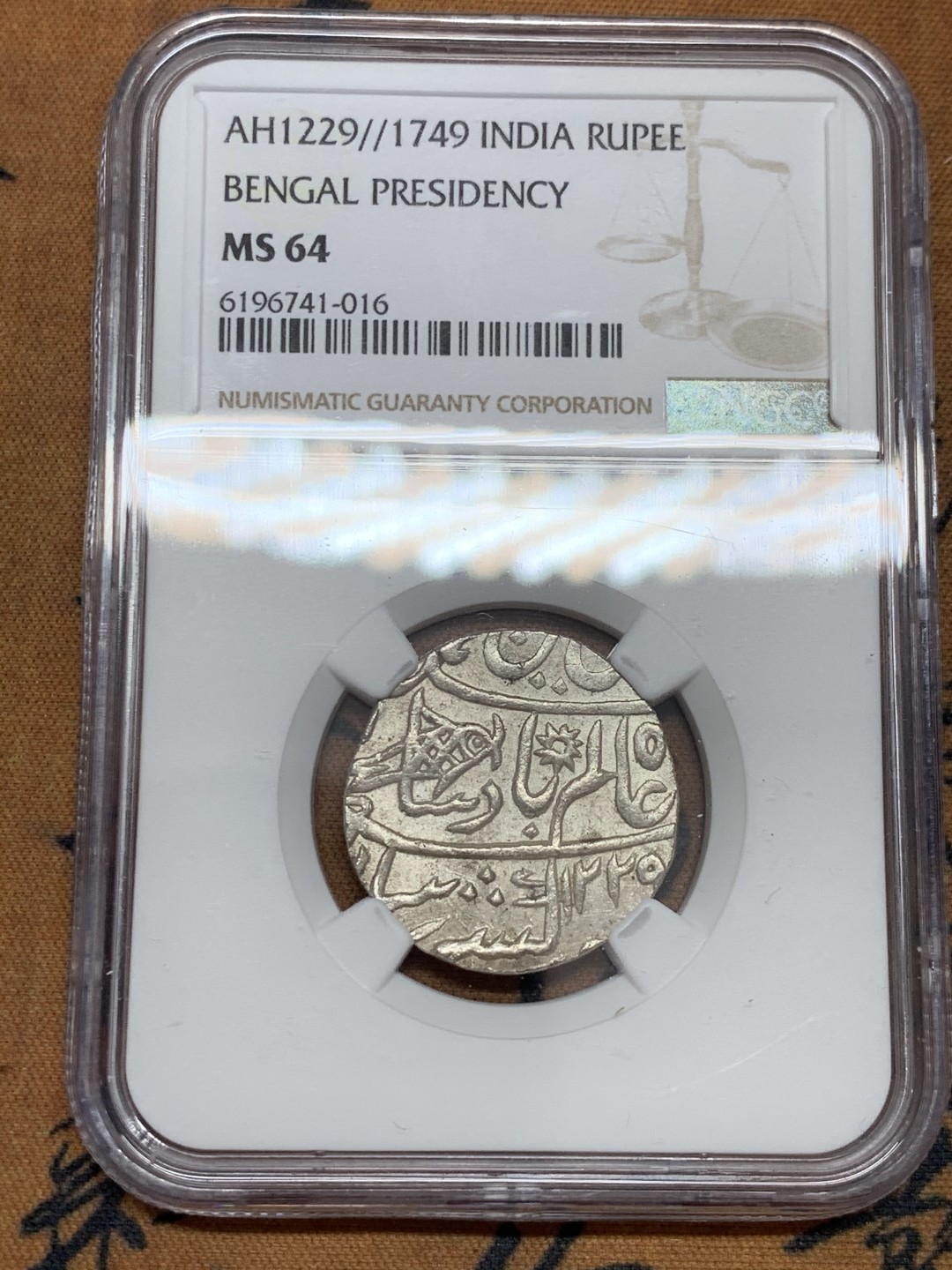 《竞宝斋》第39，40场-本周日，周一2场连拍（全场顺丰包邮） NGC-MS64 英属印度 1749 孟加拉区莫卧儿1卢比 打制银币 深打难得，好状态