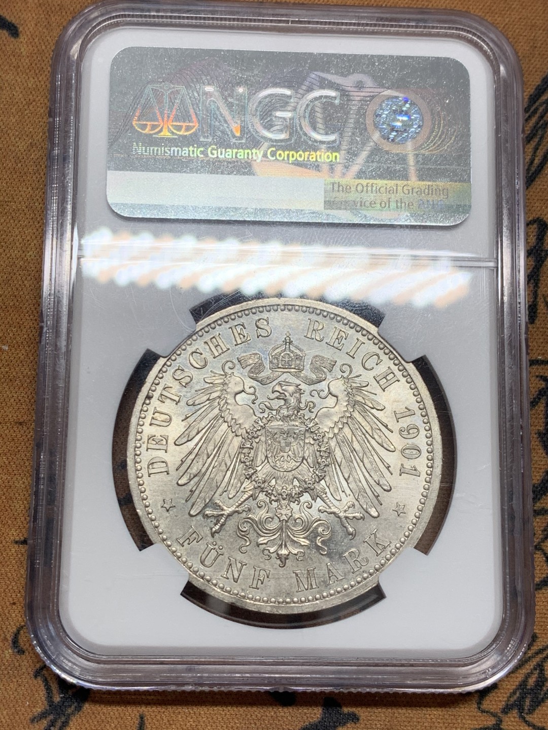 《竞宝斋》第39，40场-本周日，周一2场连拍（全场顺丰包邮） NGC-MS64 德国普鲁士 1901年 建国五马克 镜面光泽 转光极美