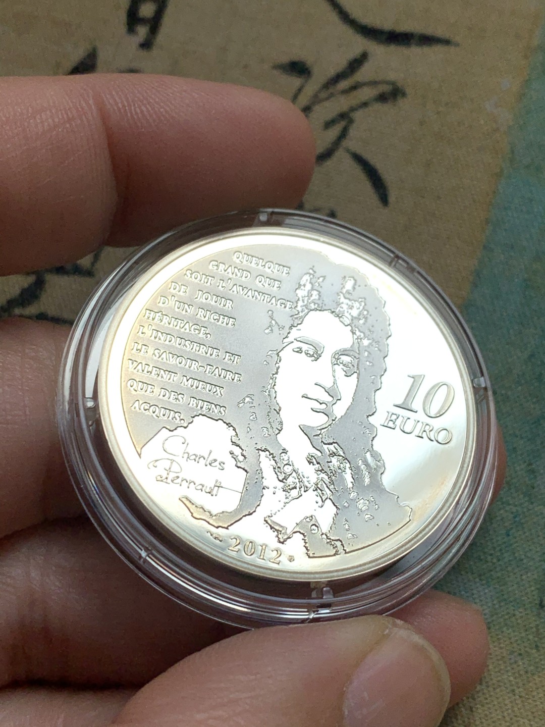 《竞宝斋》第39，40场-本周日，周一2场连拍（全场顺丰包邮） 22.2克37 直径  2012年法国10欧大银币 夏尔佩洛的小说《穿靴子的猫》盒装带纸盒 同样完美