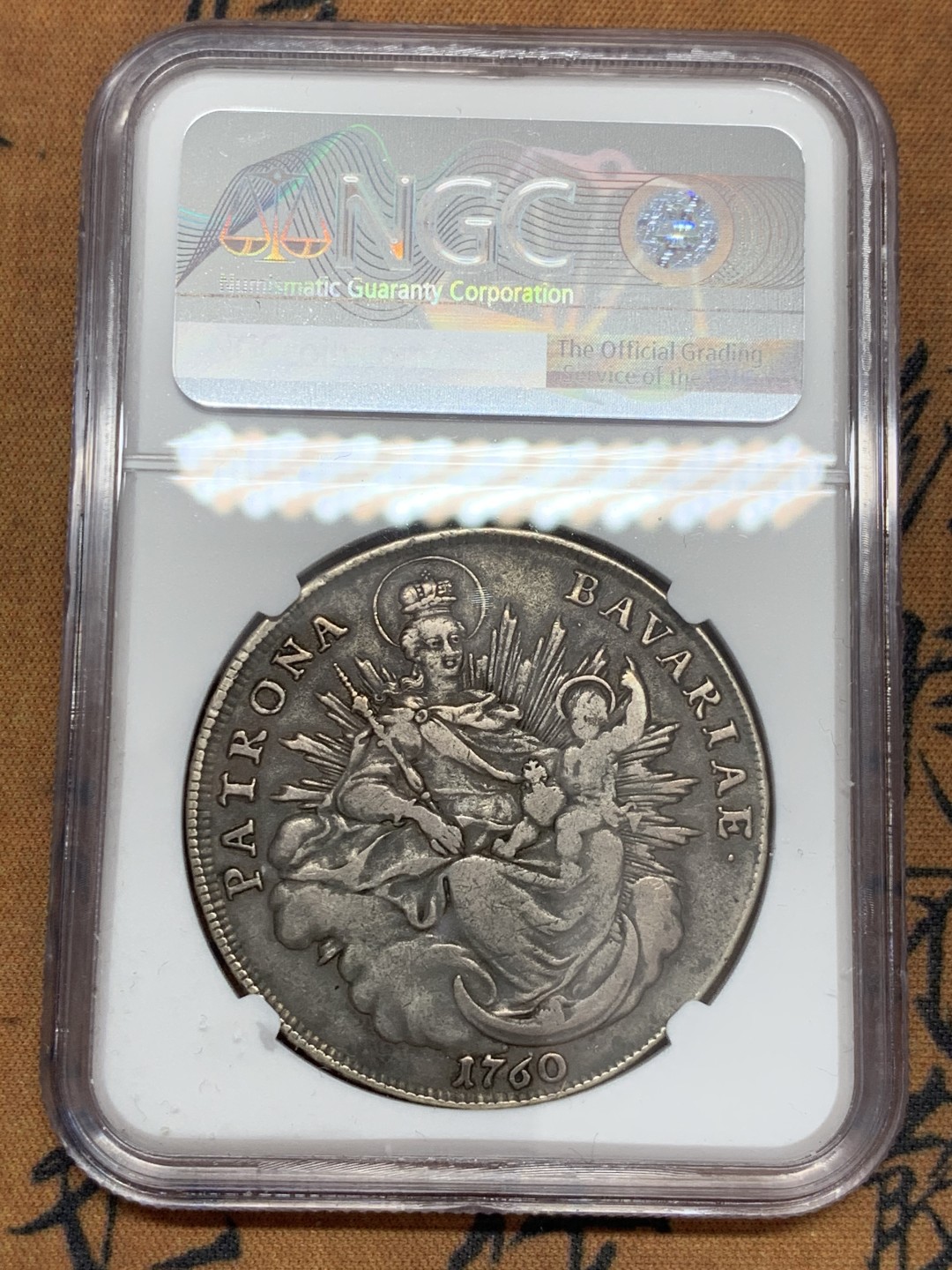 《竞宝斋》第39，40场-本周日，周一2场连拍（全场顺丰包邮） NGC-VF 德国巴伐利亚 1760年 圣母抱婴 大泰勒 黑漆古老包浆，因为包浆太厚没给分 冤….