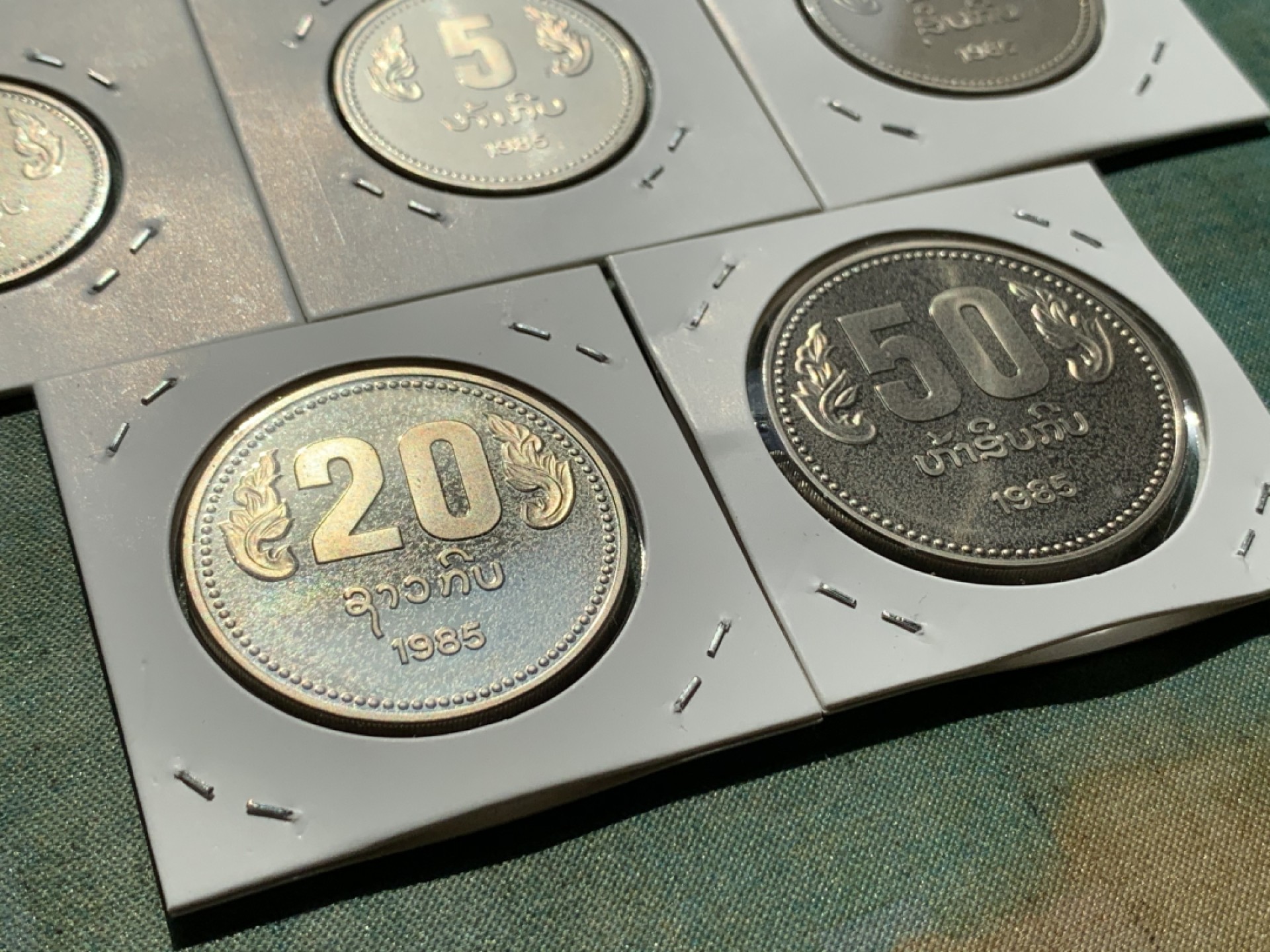 《竞宝斋》第39，40场-本周日，周一2场连拍（全场顺丰包邮） 1985年老挝类精致套币全面值早期唯一一套全面值套币