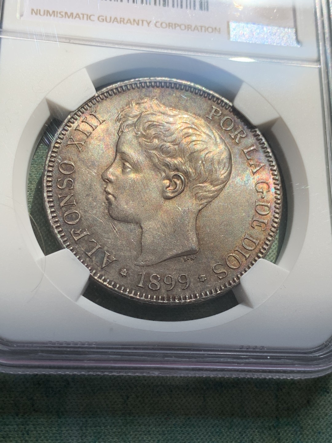 《竞宝斋》第39，40场-本周日，周一2场连拍（全场顺丰包邮） NGC-UNC 西班牙 1899年 阿方索十三世 5比塞塔双柱大银币 五彩包浆 玩味道的来