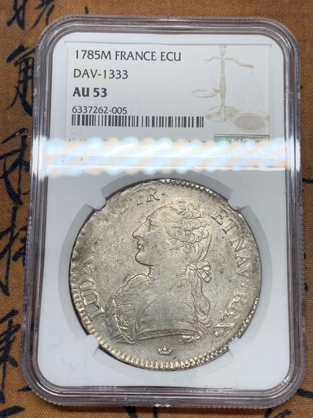 《竞宝斋》第39，40场-本周日，周一2场连拍（全场顺丰包邮） NGC-AU53 法国 1785-M年 路易十六 老ECU 大银币 原光好品 机铸纹非常清晰 难得