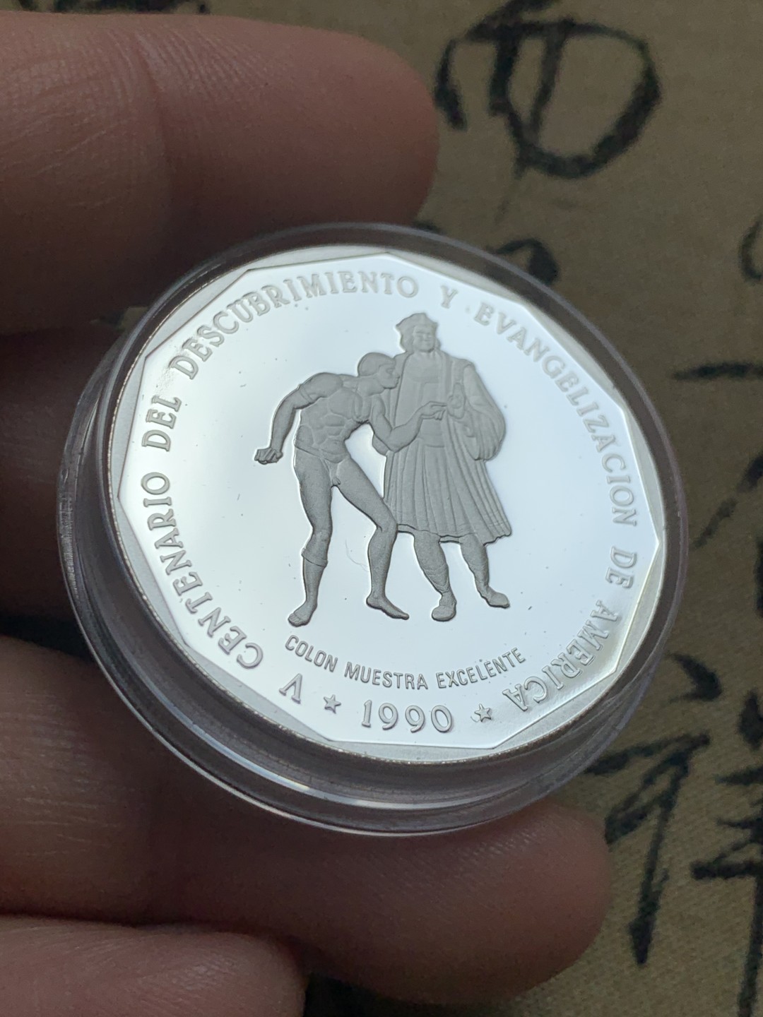 《竞宝斋》第39，40场-本周日，周一2场连拍（全场顺丰包邮） 31.1克 999银  1990年多米尼加 加厚1比索大银币 预估PF69-70