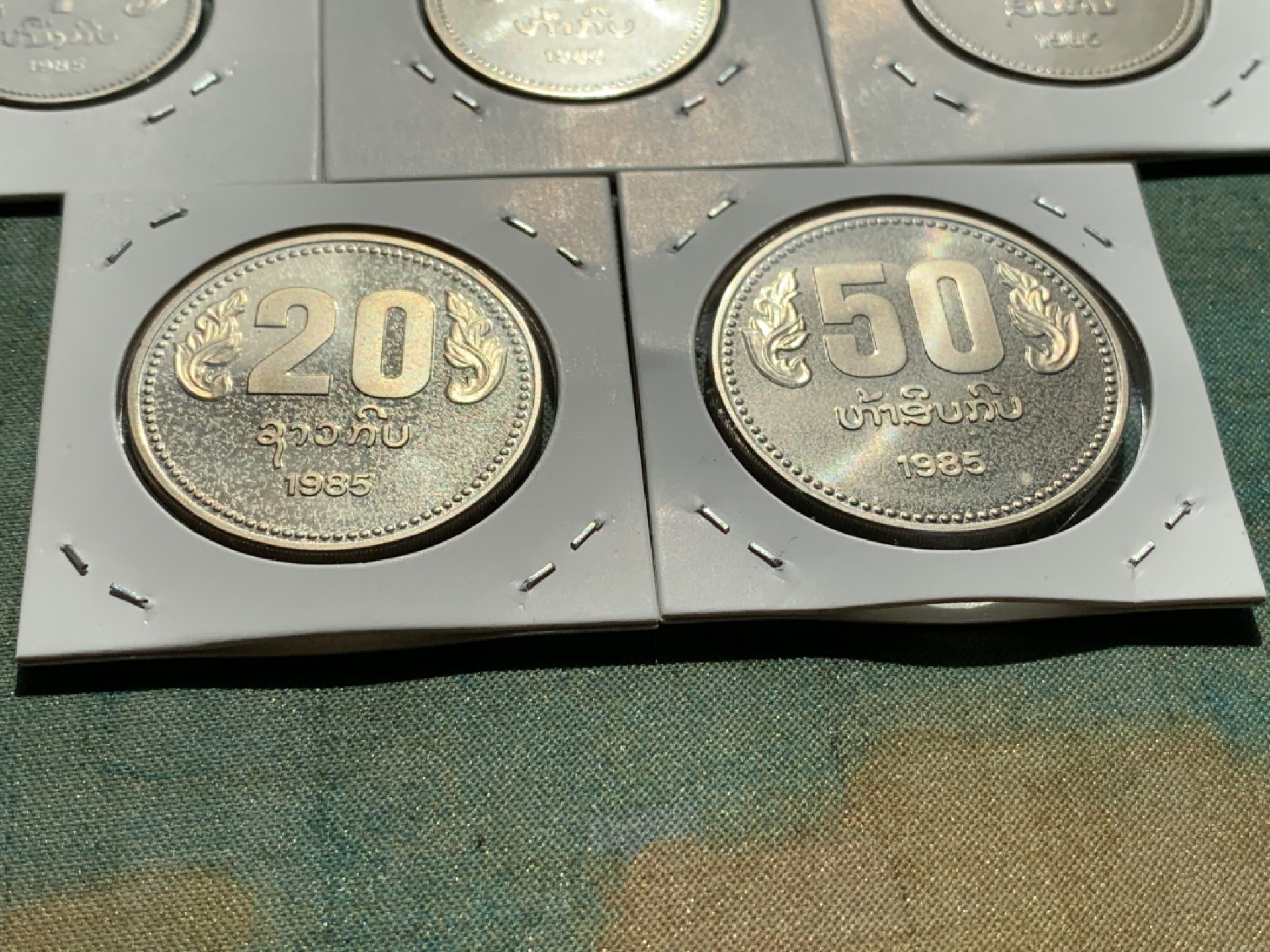 《竞宝斋》第39，40场-本周日，周一2场连拍（全场顺丰包邮） 1985年老挝类精致套币全面值早期唯一一套全面值套币