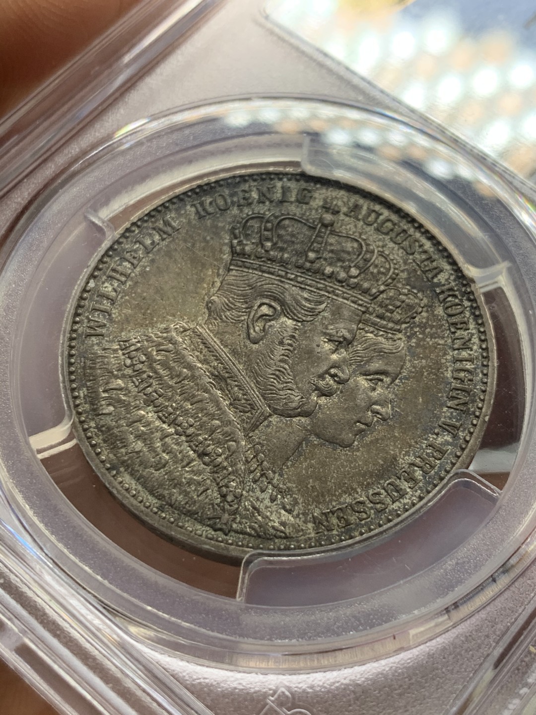 《竞宝斋》第39，40场-本周日，周一2场连拍（全场顺丰包邮） PCGS-AU58 德国普鲁士 1861年 威廉一世登基泰勒 原味五彩包浆