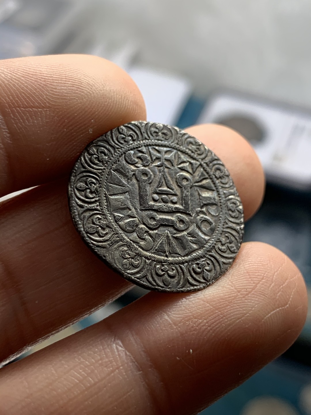 《竞宝斋》第39，40场-本周日，周一2场连拍（全场顺丰包邮） 法国 12XX中世纪 图尔格罗申 银币 完美品相 包浆醇厚 3.7克