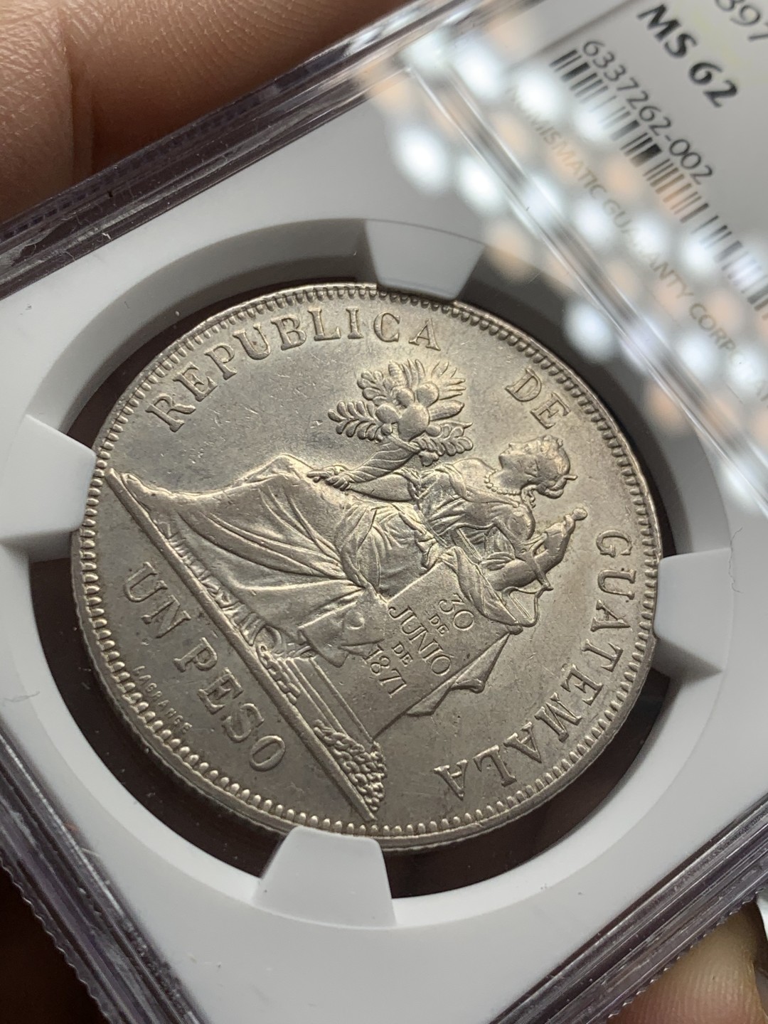 《竞宝斋》第39，40场-本周日，周一2场连拍（全场顺丰包邮） NGC-MS62 危地马拉 1897年 坐人拿花 1比索 大银币 原光好品 少见品种