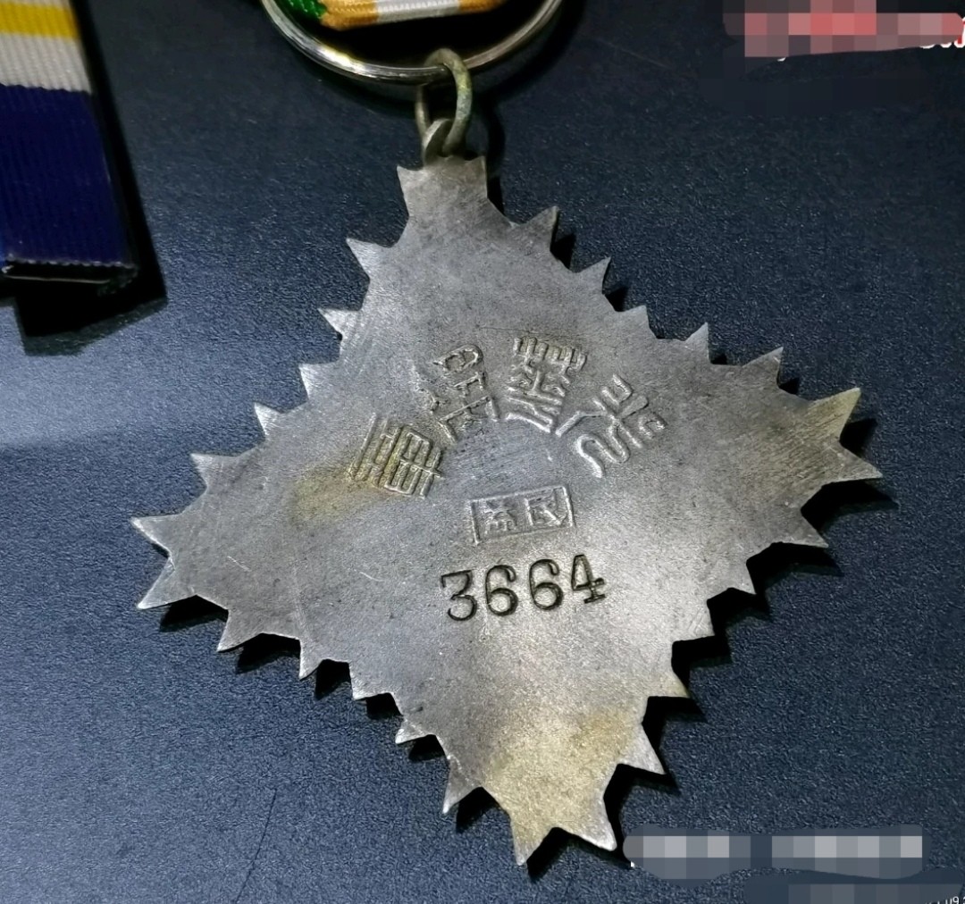 [珍藏世界]光华奖章乙种一二等（4781.3664） 一对