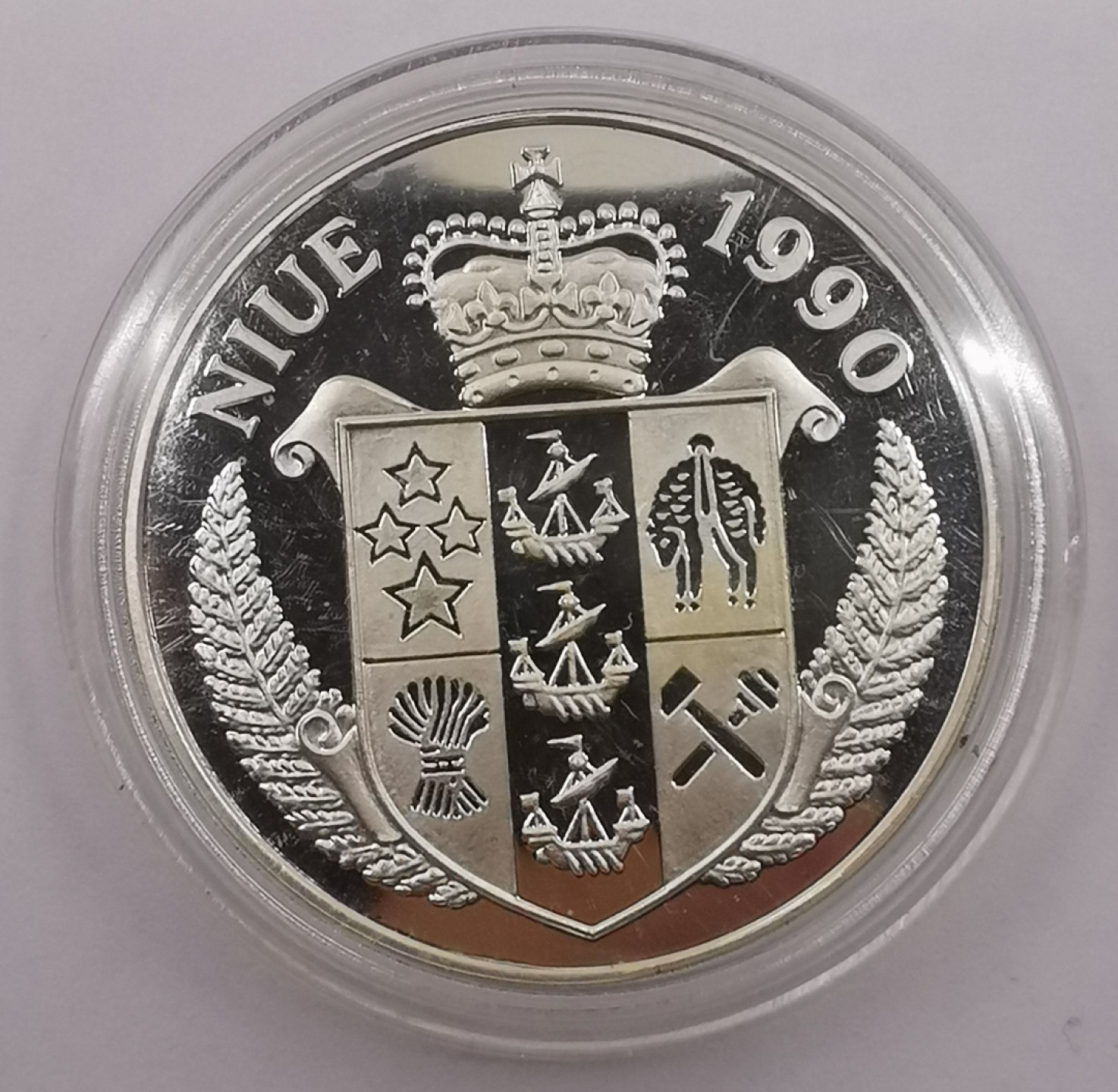 乐游外币首场自动拍卖—各国动物及世界杯足球币 1990纽埃50元精制银币世界币足球赛边缘轻微氧化